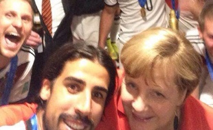 Angela Merkel pose avec Sami Khedira le 13 juillet 2014.