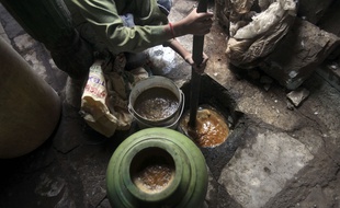 Un enfant indien prépare du Gudumba, une liqueur illicite. (16 Décembre 2011).