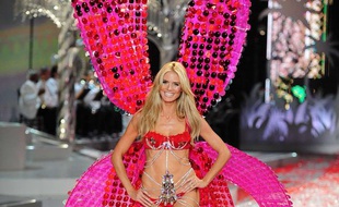 La top-modèle Heidi Klum clôture le défilé Victoria's Secret, le 15 novembre 2008, à Miami Beach, en Floride.