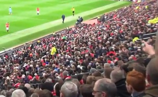 Le public de Manchester United chambre Manuel Pellegrini, l'entraîneur de City, le 12 avril 2015, à Old Trafford.