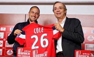Lille, le 31 août 2011. Le milieu de terrain international anglais Joe Cole vient de signer pour une saison au Lille OSC (LOSC), prêté par le club de Liverpool. Il portera le numéro 26.Ici en compagnie du président Michel Seydoux.