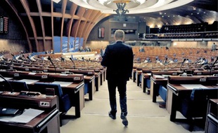 En raison de la présence du Conseil de l'Europe, la ville accueille 47 ambassades.