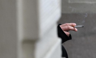 A Colmar, les amendes de 68 euros envers les fumeurs jetant leurs mégots par terre vont être respectées à partir du 1er octobre 2017. Illustration