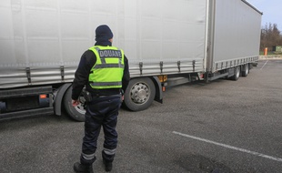 Contrôles des douanes près de Strasbourg, sur une aire d'autoroute de l'A35. Le 12 mars 2018.