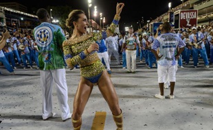 A Rio, depuis des semaines, les écoles de samba répètent pour le carnaval qui commence vendredi 28 février 2014.
