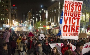 Plus de 300 personnes ont été arrêtées et 10 blessées lors d'une nouvelle manifestation étudiante dans la nuit de dimanche à lundi à Montréal, selon un nouveau bilan communiqué par les autorités.