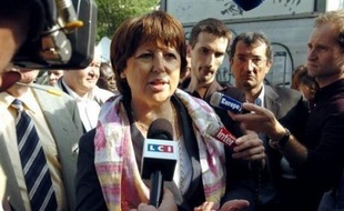 La maire PS de Lille Martine Aubry a estimé mercredi que la ministre de la Justice Rachida Dati avait "un peu perdu son sang froid", la veille à l'Assemblée nationale lorsqu'elle a violemment attaqué la politique d'intégration menée par la gauche dans les quartiers difficiles.
