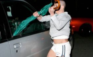 Britney Spears attaque la voiture d'un paparazzi le 22 février 2007.