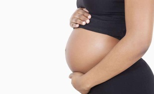 Une femme enceinte.