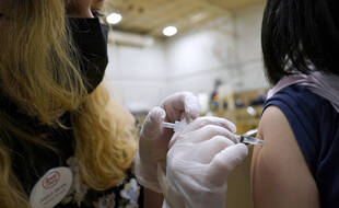 Les autorités sanitaires américaines approuvent le rappel vaccinal dès 6 mois pour tous les adultes.