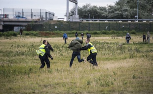 Incidents entre policiers et migrants aux abords du terminal Eurotunnel en juillet 2015.