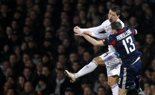 Cristiano Ronaldo devance le Lyonnais Anthony Reveillère, le 22 février 2011 à Gerland.