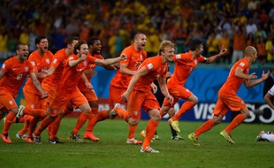 L'équipe des Pays-Bas fête sa victoire contre le Costa Rica, le 5 juillet 2014 à Salvador.