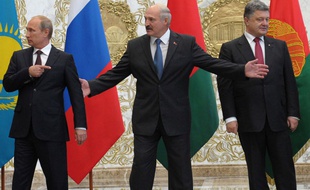 Vladimir Poutine, le président biélorusse Lukachenko et le président ukrainien Porochenko le 26 août 2014 à Minsk.