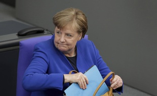 Angela Merkel, la chancelière allemande, range les dossiers secrets de la chancellerie. (illustration)