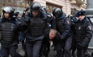 Ce dimanche 2 avril, des dizaines de manifestants d'opposition ont été arrêtés à Moscou alors qu'ils tentaient de défiler dans la rue.