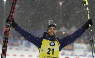 Martin Fourcade célèbre sa victoire au sprint (10km) le 22 mars 2018 à la coupe du monde de biathlon, en Russie.