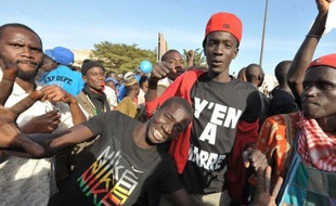 Le Conseil constitutionnel a validé vendredi la candidature du président Abdoulaye Wade, mais jugé irrecevable celle de la star internationale de la chanson Youssou Ndour, pour la présidentielle de février au Sénégal, ce qui a provoqué des violences entre jeunes et policiers à Dakar.