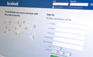 Le site internet de socialisation Facebook vise une date entre avril et juin pour son introduction en Bourse, affirme lundi le Wall Street Journal sur son site internet, citant des sources proches du dossier.