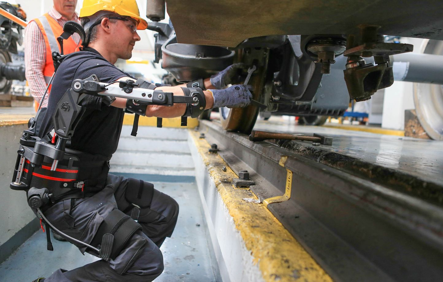 Un exosquelette donne un coup de main aux agents de la SNCF