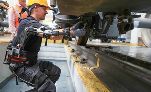 L'exosquelette Shiva Exo, en test au Technicentre de la SNCF à Bischheim. Le 15 mai 2019.