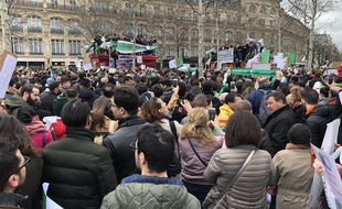 Des hommes, des femmes, des enfants sur les épaules de leurs parents entonnent l'hymne algérien lors de cette mobilisation pour une transition démocratique en Algérie.