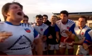 Les Juniors de Bénéjacq reprennent le chant du tracteur à tue-tête.