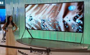 Samsung présente à l'IFA de Berlin un téléviseur 4K de 105 pouces à écran flexible.