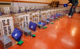 Un employé municipal de la ville de Nice prépare les 324 urnes qui seront utilisées lors des élections municipales et cantonales du 9 mars prochain, le 3 mars 2008.