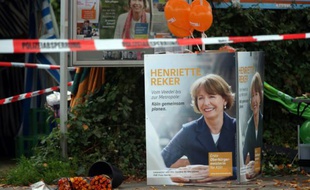 Des fleurs déposées près du lieu où la candidate à la mairie Henriette Reker a été grièvement blessée, à Cologne, en Allemagne, le 17 octobre 2015
