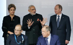 De g à d, débout: la présidente du Brésil Dilma Rousseff, le premier ministre indien Narendra Modi et le président russe Vladimir Putin lors du sommet des BRICS (Brésil, Russie, Inde, Chine et Afrique du sud) le 9 juillet 2015 à Ufa, en Russie