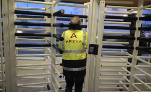Un employé d'Areva entre le 29 janvier 2015 à l'usine de retraitement de la Hague