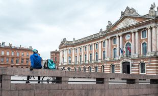 Un livreur sur la place du Capitole à Toulouse, en plein confinement. Illustration.