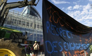 Les agriculteurs de la FNSEA et de l'association des Jeunes Agriculteurs bloquent l'entrée du siège social du groupe Casino, le 7 août 2015 à Saint-Etienne, dans le centre de la France