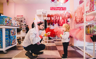 Un père et son fils dans un magasin de New York.