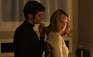 Niels Schneider et Virginie Efira dans Un amour impossible de Catherine Corsini