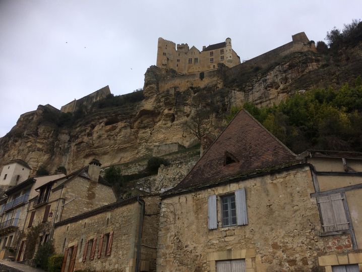 Le château de Beynac attire de nombreux touristes en été. 