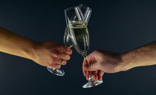 Pour le passage à 2020, près de deux tiers des Français (64%) prévoient de boire au moins trois verres avec une consommation moyenne de près de quatre verres (3,9), soit deux fois la limite autorisée.