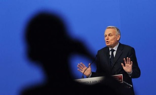 Le Premier ministre, Jean-Marc Ayrault, invité mardi au Sénat par le groupe socialiste, a plaidé pour l'"exemplarité" et assuré les sénateurs PS qu'ils seraient "associés à toutes les grandes décisions du gouvernement".