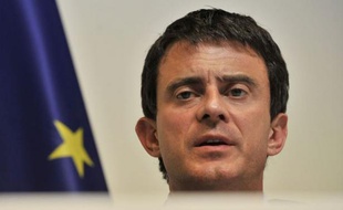 Le ministre de l'Intérieur Manuel Valls s'est rendu dimanche au commissariat de Villiers-le-Bel (Val-d'Oise) pour "faire part de son soutien et de sa confiance" aux forces de l'ordre après l'accident dans lequel deux jeunes hommes en scooter ont été blessés, en heurtant une voiture de police lors d'un contrôle.