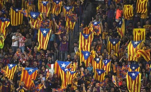 Des drapeaux catalans, ainsi qu'un drapeau basque (en bas à gauche) dans les tribunes, pendant la finale de la Coupe du Roi entre le FC Barcelone et l'Athletic Bilbao, le 30 mai 2015 à Barcelone