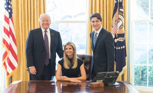 Ivanka Trump entourée de Donald Trump et de Justin Trudeau à la table du bureau oval