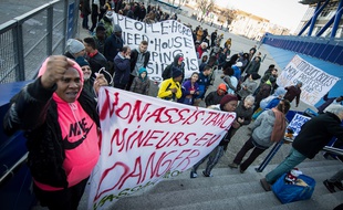 Des réfugiés manifestent contre la lenteur de la prise en charge dans les Bouches-du-Rhône.