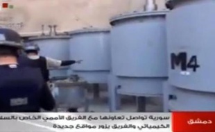 Capture d'écran de la télévision syrienne du 19 octobre 2013 montrant des inspecteurs de l'OIAC, chargés de la destruction des armes chimiques, inspectant un site en Syrie
