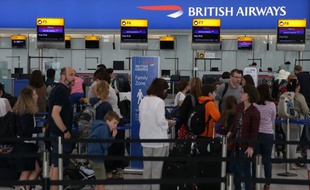 L'aéroport d'Heathrow à Londres a indiqué dimanche avoir lancé une enquête interne pour savoir comment une clé USB contenant des documents confidentiels a pu se retrouver en pleine rue, menaçant la sécurité du plus grand aéroport d'Europe.