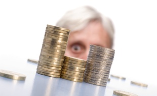L'allocation de solidarité aux personnes âgées garantit un revenu minimal à tous les seniors défavorisés.