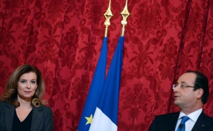 La tâche de François Hollande s'est encore compliquée dimanche à 48 heures d'une conférence de presse considérée comme un rendez-vous politique majeur avec l'annonce de l'hospitalisation de sa compagne Valérie Trierweiler, après les révélations sur sa liaison avec l'actrice Julie Gayet.