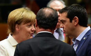 La chancelière allemande Angela Merkel, le président français Francois Hollande et le Premier ministre grec Alexis discutent le 12 juillet 2015 au sommet des chefs d'Etat et de gouvernement de la zone euro, à Bruxelles