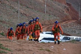 Des sauveteurs envoyés sur les lieux du drame, après la mort de 21 participants à une course d'ultrafond à Baiyin, dans la province chinoise du Gansu dans le nord-ouest du pays.