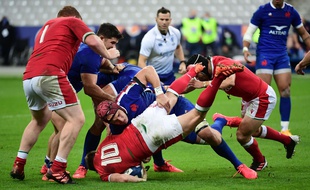 Bernard Le Roux en train de plaquer Dan Biggar lors de France-pays de Galles, le 24 octobre 2020.